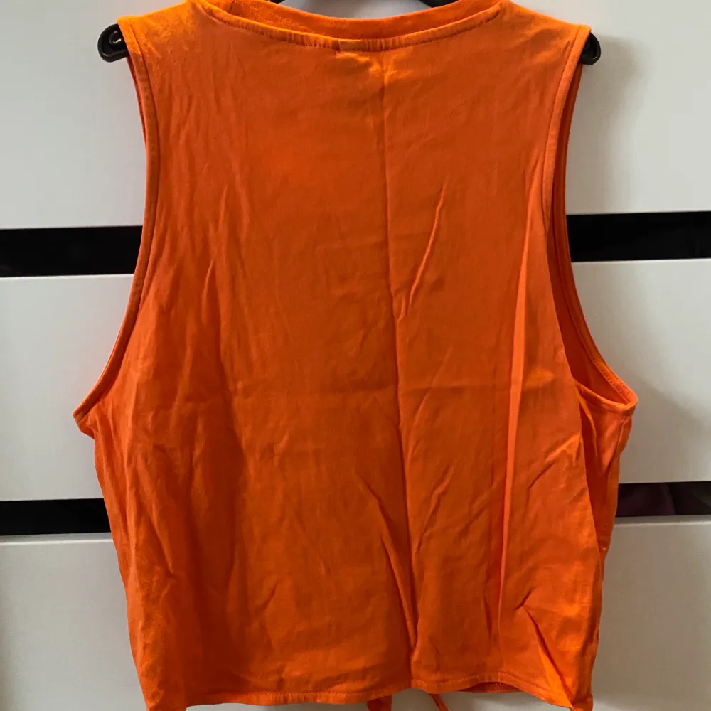 Coolt oranget linne från h&m aldrig använt. Pris + 45kr frakt, hör av er vid frågor! 🦋. Toppar.