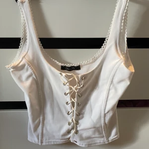 Snörat linne - Snyggt linne med snörning där fram, man kan själv välja hur hård knytningen ska vara. Pris + 42kr frakt, hör av er vid frågor! 🦋