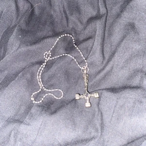 Halsband 666 - Ett halsband med ett upp och ner vända kors! 