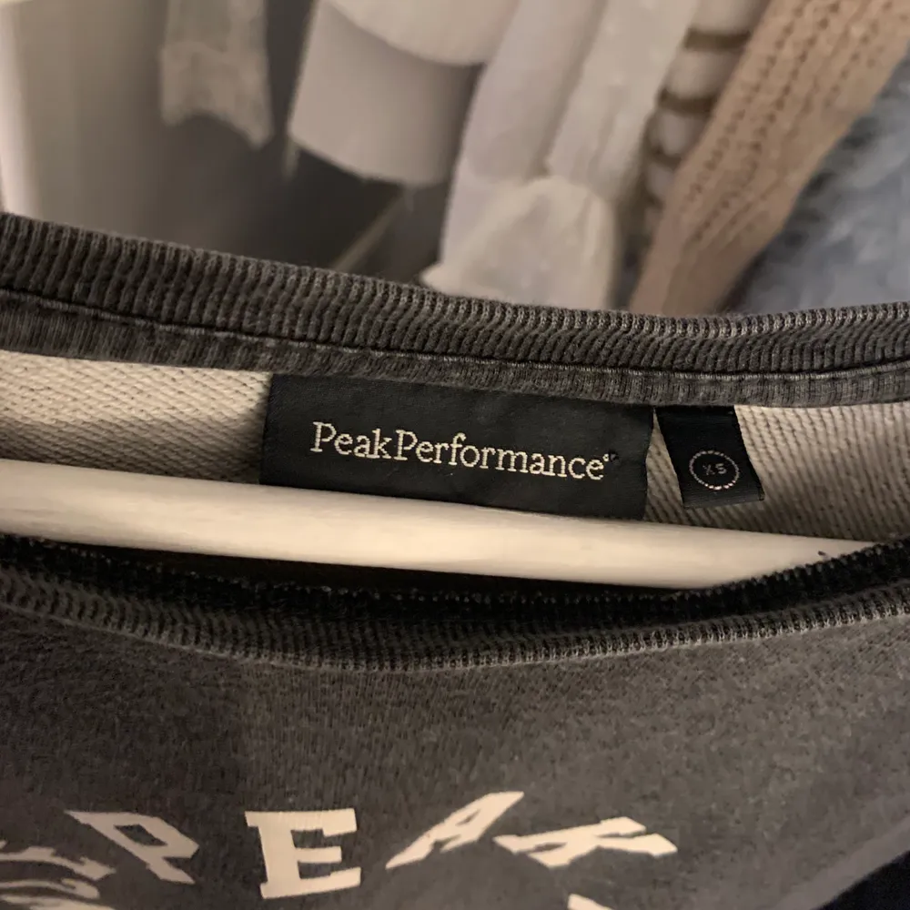 Sweatshirt från peak performance strl xs, bra skick. Pris + frakt💓. Tröjor & Koftor.