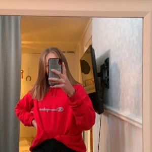 Champion hoodie - Säljer min fina hoodie då den inte kommer till användning. Storlek L men sitter mer som en M skulle jag säga. kan skicka bättre bilder om nån vill. Buda i komentarerna, köparen står för frakten🥰