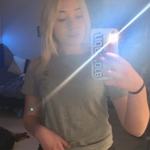 Lyle & scott T-shirt Grå - T-shirten är i väldigt bra skick, knappt använd. Köpt på kidsbrandstore. Inga fläckar eller hål i tröjan. Passform ungdom 14-15.