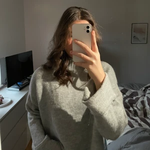 Stickad tröja  - Säljer denna gråa stickade tröjan i en lite croppad modell och polokrage från Gina Tricot! Den är sparsamt använd och i väldigt bra skick! Priset är exklusive frakt!☺️