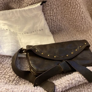 Marc Jacobs Clutch - Säljer vintage kopplingar från Marc Jacobs inklusive dammpåsar. Fortfarande i gott skick. För mer information, se bilden.