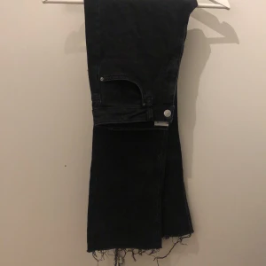 Jeans storlek 36 - Svarta jeans från ginatricot storlek 36 aldrig använda 80kr