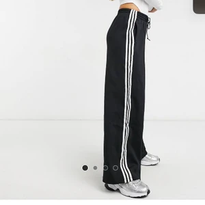 Adidas byxor - Säljer dom här byxorna nu då dom aldrig används helt som ny använd 3 gånger nypris 599 💕💕💕💕 