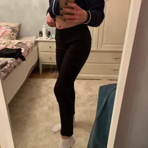 Perfekta kostymbyxor - Strl S/M. Perfekt passform på dessa kostymbyxor från Hope! Fraktas spårbart💫 