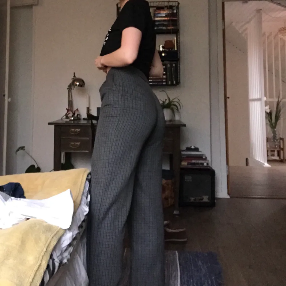 Säljer mina älskade kostymbyxor från monki då jag har flera liknande vilket gör att de inte används. Supersköna och snygga i bra skick! Priset är alltid förhandlingsbart :-). Jeans & Byxor.