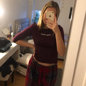 Hm tröja med tryck - En mörkröd/lila tröja med tryck från HM. Storlek M. Jag bär oftast S i tröjor men skulle säga att den passar S/M för att den är väldigt stretchig. Det står ”Babe squad” ovanför brösten. Knappt använd:)🖤