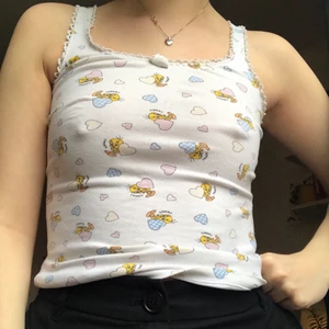 Y2K topp - Säljer mitt supersöta ”Tweety”-linne, köpt secondhand och är den perfekta y2k toppen! Priset kan diskuteras :-)