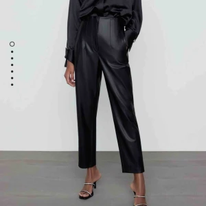  - HELT NYA SLUTSÅLDA ZARA BYXOR!! Läder imitation, storlek S!