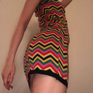 Zigzag dress - Stickad zigzag klänning. Oxå fin ut och in som på sista bilden. I princip oanvänd! Jag har S och är 177 cm⚜️