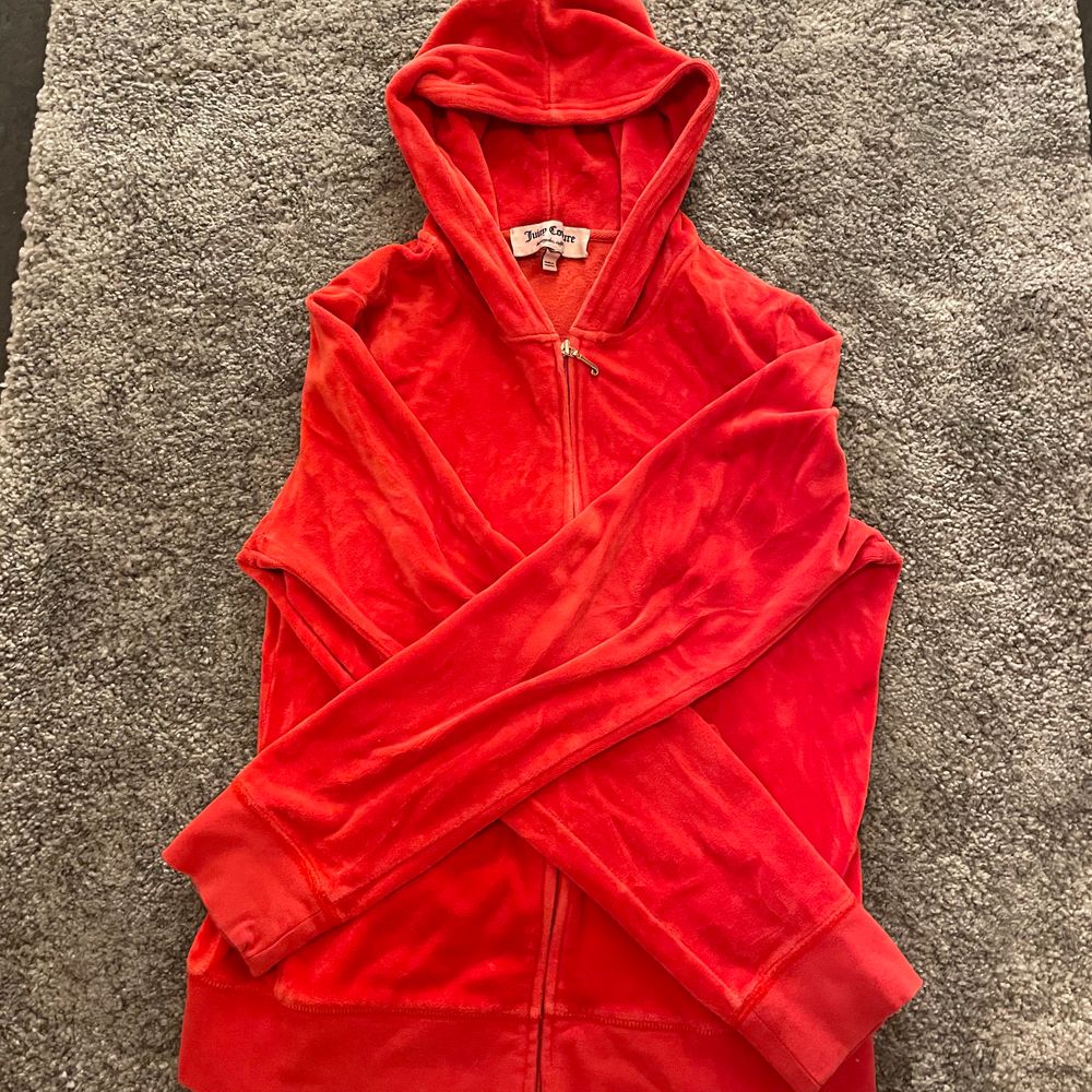 💖ÄKTA💖ni kan skicka bilder så kan jag visa äkthetsbevis om det skulle behövas haha❤️säljes pga inte min färg på kläder riktigt!🥴🥰väldigt vintage o så! Orange/röd sammetstyg (superskönt!!) och detaljerade bokstäver bak!☺️Inga skador vad jag kan se!👍Jag har storlek 34 men denna är 36 o passar mig perfekt!💖spårbar frakt på 63kr kan nog gå o fixa om så önskas!👍vid fler intresserade blir det budgivning!❤️. Huvtröjor & Träningströjor.