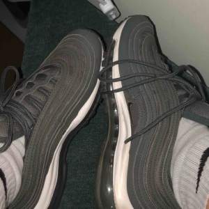 Nike 97or i mycket bra skick. De gröna är i princip oanvända de röda är mer använda. Nypris ca 1000kr/st. De röda säljs för 250 de gröna för 300, båda tsm för 500