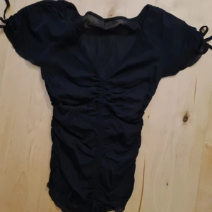 Linne - Ursnyggt linne i snyggt svart misstag. Genomskinligt med dragsnöre i fram så du kan justera längden, likaså i ärmar och resår i söm på sidor. Så snygg på och helt rätt i tiden. Strl S säljes för 75kr. 