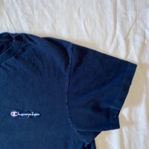 Champion Vintage tee - Snygg Blå Vintage Champion T shirt! Väldigt bra skick storleken på tag står XL men sitter mer som en Boxy S-M! 