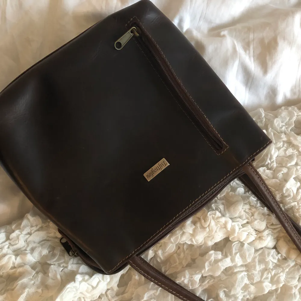 Kollar intresset på denna mörkbruna secondhand väska, fint skick🤍Köpt för 200 kr i en secondhandbutik men är handgjord i Grekland🤎. Väskor.