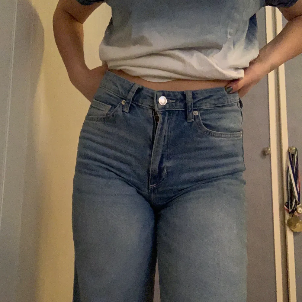 Är väldigt tveksam över att sälja dessa då jag tycker om de så himla mycket🌟 Det är just dessa jeans som är inne just nu, så jag säljer om jag får ett rimligt bud🌸 Dessa jeans sitter åt jättefint över rumpan men är raka ned till fötterna som ni ser på bilden💫 Storleken är 34, och de passar på mig som normalt har storlek 36. Byxorna är möjligtvis aningen korta på mig som är 1.62 cm och det är även orsaken till varför jag överväger att sälja. Köpte dessa nya för 400 kr och sätter ett startpris på 250 kr💫⚡️💜. Jeans & Byxor.