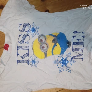 Minion T-shirt strl L - Texten 'kiss me'. I fint skick! Frakt tillkommer.
