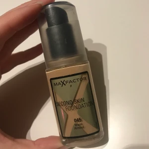 Foundation - ”Second skin” foundation i färg 045 ”warm almond”. Använd fåtal gånger men den är lite för mörk för mig. Köparen betalar frakt. Skriv om du har frågor. 💜