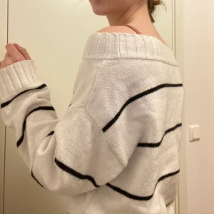 Randig off-shoulder tröja - Randig off-shoulder tröja från hm😊 väldigt mysig men kommer tyvärr inte till användning längre. Bra skick förutom lite noppring🥰