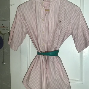 Omdesignad Rosa Polo - Jag lekte lite ... fin passform, handsydd med känsla. Du kommer älska den 