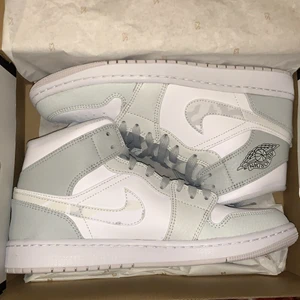 Air Jordan 1 ”camo grey” - Säljer ett par air Jordan 1 ”camo grey”    I storlek 42,5 Dem är helt nya och kvitto och box ingår med