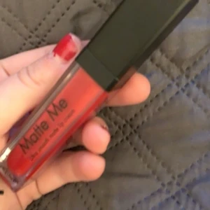 Matt läppstift  - Endast testad, jättefin röd färg 