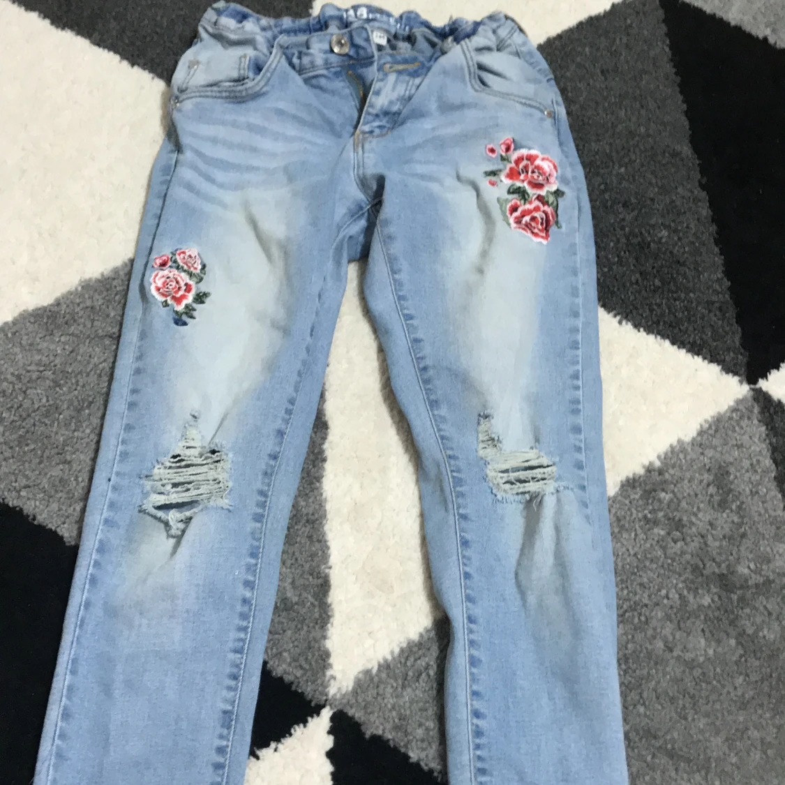 Blåa jeans med hål