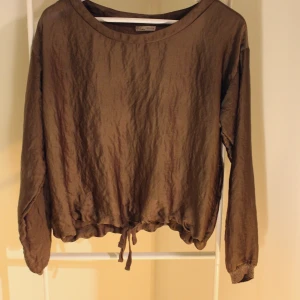 Blus från Zara fint skick - Fin blus från H&M fintskick! storlek: S Direkt pris: 25kr Skriv buden till mig privat eller kommentera på bilden! Buda med minst 10kr varje gång ✨(Alla bud är välkomna) Köpare står för frakten (Du bestämmer vilket paket så länge det uppfyller vikt och storleks kraven)