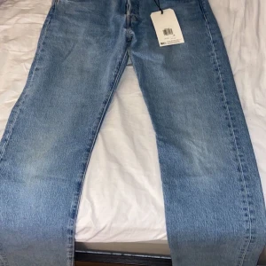 Säljer Levis jeans 501   - Hej fick ett par Levis jeans i strlk 33/33 vilket var för litet för mig men tänkte att någon här inne ville ha ett par för ett litet billigare pris, hojta till så snackar vi om pris