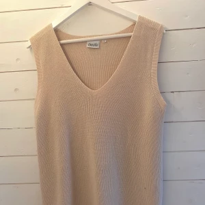 Stickad väst - Trendig stickad väst i strl M. Sitter snyggt oversized på mig som har xs/s i vanliga fall