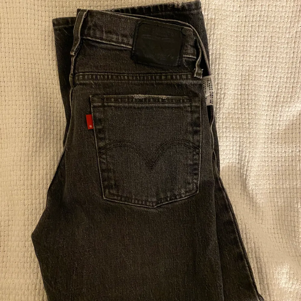 Säljer mina Levi’s jeans som jag bara har använt två gånger. Strl w25 och L26, 1 av 10 levis jeans har inte ”levis” på den röda tagen på bakfickan, dessa är såna. Köpta för 600kr säljs för 200kr + 40kr frakt eller mötas upp i Uppsala. Jeans & Byxor.