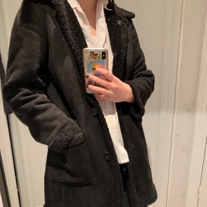 Mocka/päls kappa  - Inköpt på Zara! Aldrig använd💞 Skulle säga att den är Xs-M! Superskön och fluffig på insidan med pälskrage. 