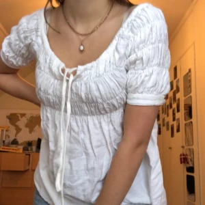 Sommartröja off-shoulder - En supersöt off-shoulder tröja som passar toppen till sommaren och våren. Köparen står för frakten, men jag kan också mötas upp i Malmö eller Lund!💞💞🥰😚