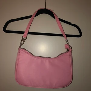 Rosa väska från Bikbok - I väldigt bra skick, som oanvänd. Andvänd vid endast 1 tillfälle. 