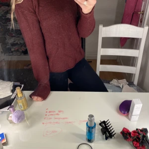 Stickad tröja h&m - Hej säljer min vinröda stickade tröja från h&m st S. väl använd dock kommer ej till användning längre. Har inga skador eller liknande. (Köparen står för frakten)