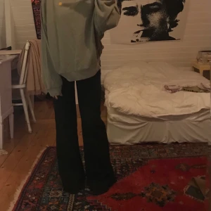 Grön tröja från Weekday - Så najs sweater från Weekday. Nyskick! Ljust skogsgrön med en sol till vänster. Står XS men pversized så pssar lätt en M