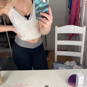 Spetslinne - Hej säljer mitt spetslinne st S från BIkbok. Använder ej längre och Max användt 10 gånger. Säljer på grund av de ej kommer till användning, har inga skador eller fläckar. Linnet har ingen värst mycket strech så passar XS med.