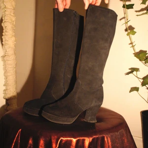 Mocka stövlar  - okej ÄLSKAR dessa stövlar, men de är för små för mig 😭 vadhöga, svart mocka i 70s vibe. Tippar på att klacken ligger på 6cm med en platå på 2cm. ⭐️ GRYMT snygga som går att använda som både vardags/festskor. ⭐️ 😋