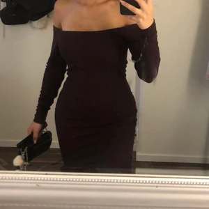 Off shoulder klänning - Säljer denna vinröd bruna off shoulder klänning ifrån Bik Bok. Den är i storlek XS-S, riktigt snygg på, formar kroppen ordentligt. 