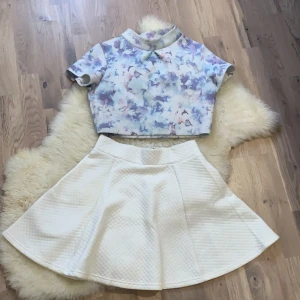 Vit kjol från H&M - Vit mönstrad kjol från H&M. Den är i storlek S och i väldigt fint skick. 