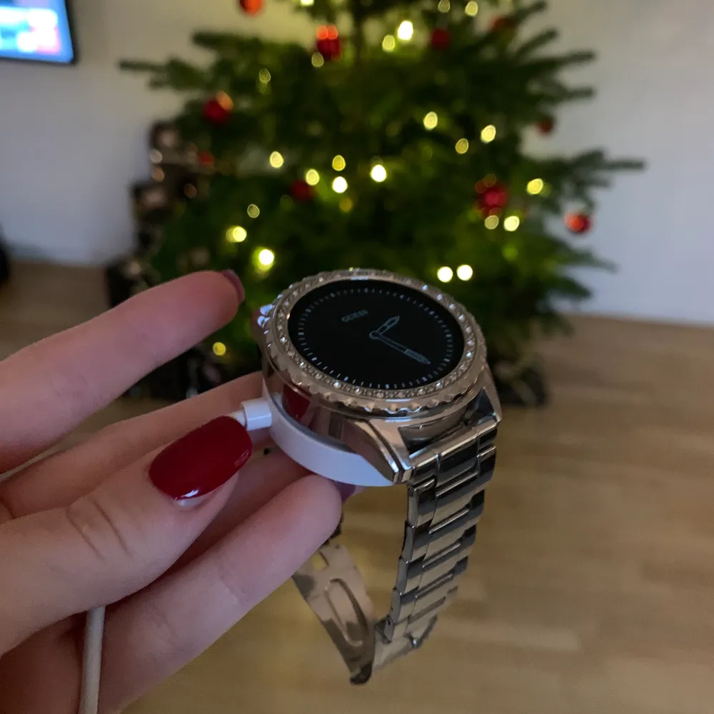 Guess Connect Touch🤍 Smartwatch från Guess i silver. USB laddare medföljer, finns videos på youtube hur klockan fungerar med funktioner osv. Köpt på Uret.se. Nypris runt 5000kr, skriv privat för fler bilder:). Accessoarer.