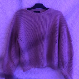 stickad Nelly tröja - Superfin gammel rosa stickad tröja från Nelly. Köpt för ett par år sen men endast använd fåtal gånger. Öppen i ryggen och små hål detaljer. Vet inte riktigt storlek men skulle säga M. 50kr+frakt🥰