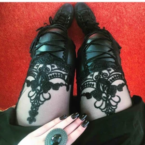  - Säljer tightsen på bilen! Världens coolaste tights med broderier och snörning. Nästan helt oanvända, säljer pga fel storlek. 