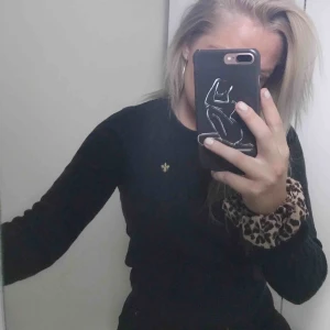  - Väldigt bra skick, använd max 5 gånger. Den är marinblå/svart Säljer denna för att jag inte använder den längre, köpte tröjan för 1199kr! Frakt tillkommer💕