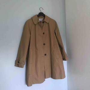 Trench coat från Asos. Använd endast ett par gånger.  Liten i storlek, snarare 38 än 40. Mkt fin!   (frakt tillkommer)