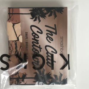  - Oöppnad ny contour palette från smashbox. Nypris 380kr. Säljes pga dubbelköp. Grym palett med bronzer, highlighter, rouge och spegel, perfekt i handväskan!   Kan mötas upp eller skicka per post   ☀️☀️☀️☀️☀️☀️☀️☀️☀️☀️☀️☀️☀️☀️☀️☀️