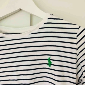  - Marinblå vit randig t-shirt från Polo Ralph Lauren. I bra skick. Frakt ingår