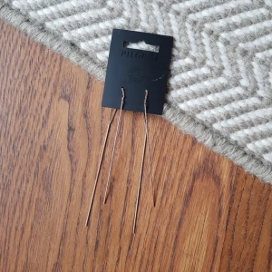  - Örhängen, oanvända. Frakt betalas av köparen 